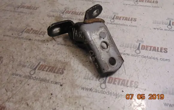 Toyota Yaris Front door upper hinge