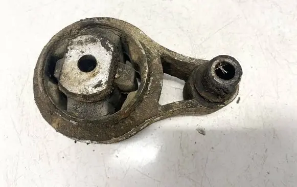 Opel Movano A Engine mount bracket