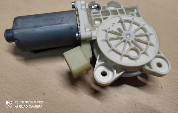 Mercedes-Benz SLK R171 Front door window regulator motor A1718201442