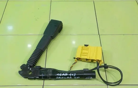 Jaguar XE Front seatbelt PRZOD ZAPINKA