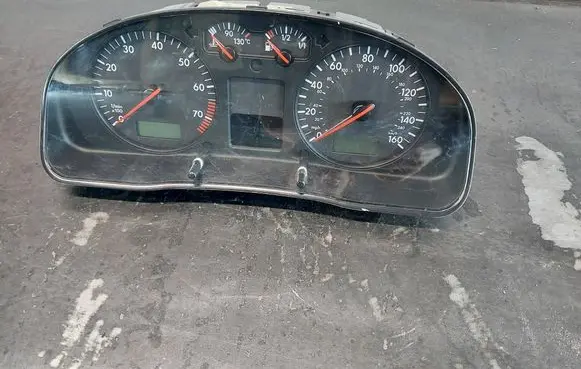 Volkswagen PASSAT B5 Speedometer (instrument cluster) 3B0920922