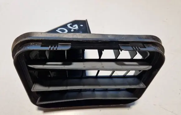 Quarter panel pressure vent