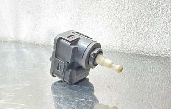 Opel Omega B1 Headlight level adjustment motor 00728230