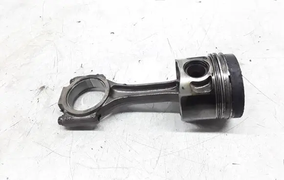 Volkswagen PASSAT B5 Piston with connecting rod
