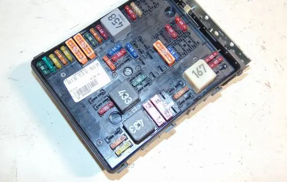 Volkswagen Jetta V Fuse module 1K0937124K