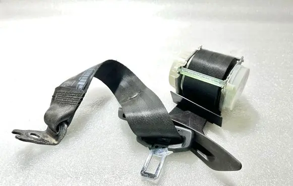 Volkswagen PASSAT B7 Rear seatbelt 3C5857806K YD40302513M 34102980
