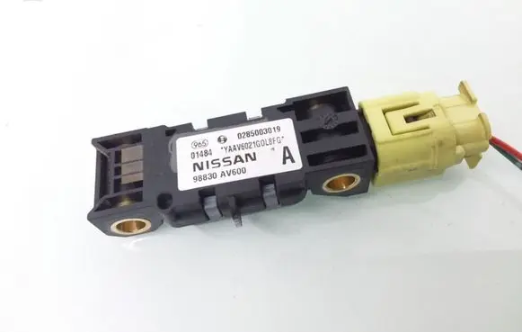 Nissan Primera Airbag deployment crash/impact sensor 98830AV600 0285003019