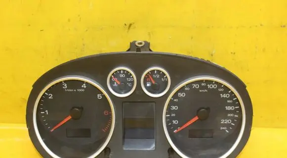 Audi A2 Speedometer (instrument cluster) 8Z0920900N