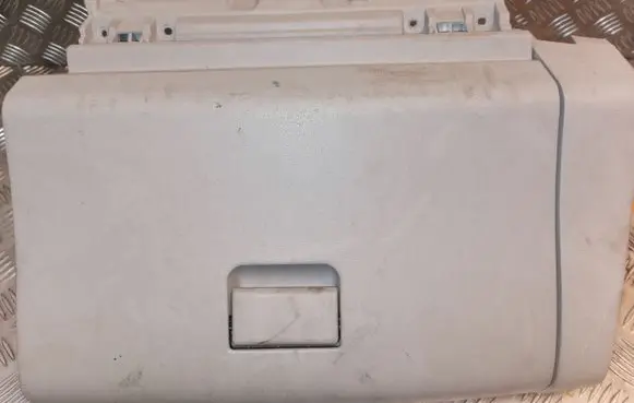 Nissan Leaf I (ZE0) Glove box