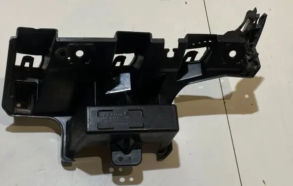 Ford Mustang VI Front bumper mounting bracket FR3B17D861AJ