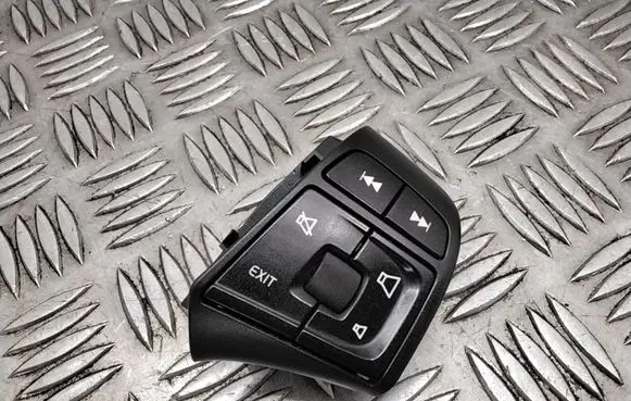 Volvo V70 Steering wheel buttons/switches 31334462