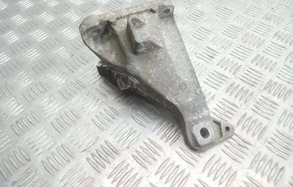 BMW 1 E82 E88 Engine mounting bracket 6781916