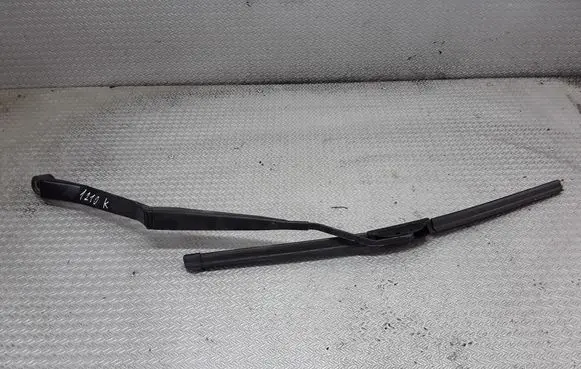 Toyota RAV 4 (XA20) Front wiper blade arm