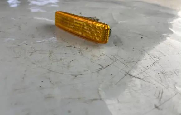 BMW 5 E39 Front fender indicator light 8360589