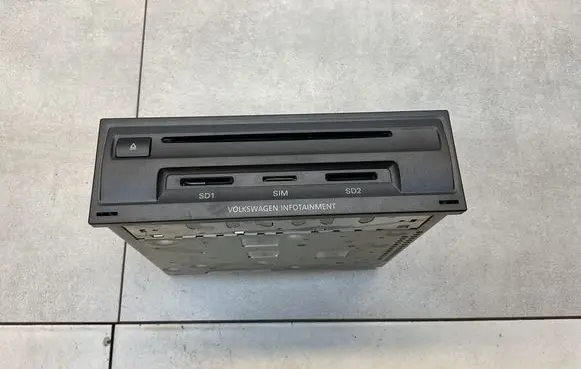 Volkswagen Touareg II Radio/CD/DVD/GPS head unit 7P6035670E