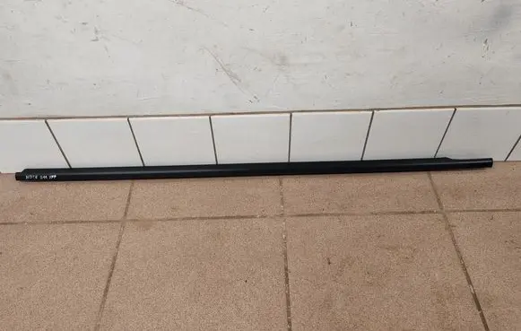 Nissan Note (E11) Front door glass trim molding 
