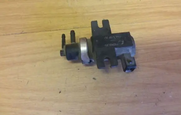 Audi A4 S4 B5 8D Turbo solenoid valve 1H0906627