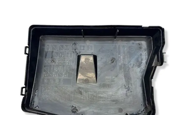 Toyota Auris 150 Fuse box cover 8266212270