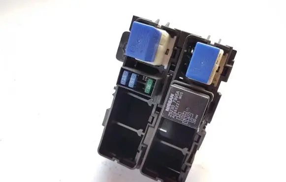 Nissan Navara D23 Fuse module 243821LA1D