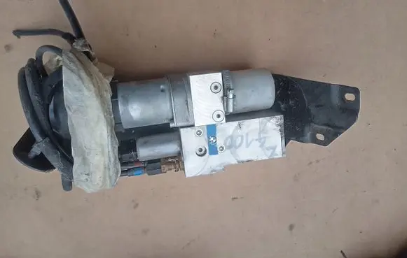 BMW 5 E60 E61 Tailgate hydraulic pump motor 7111867