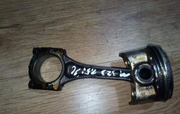 Mazda 323 Piston with connecting rod