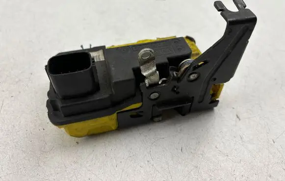 Volvo V70 Front door lock 30663041