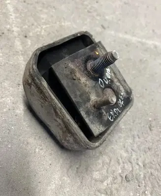 Ford Explorer Engine mount bracket