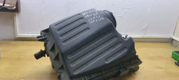 Opel Insignia A Air filter box 55560889
