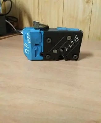 Volvo V70 Front door lock 8650546