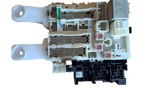 Toyota RAV 4 (XA30) Fuse module 8273042010