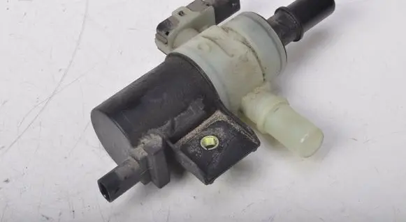 Volvo XC90 Fuel pressure regulator 32242463