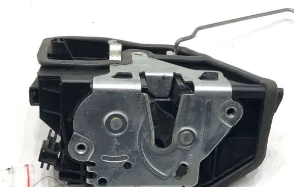 BMW X3 F25 Front door lock 7318424