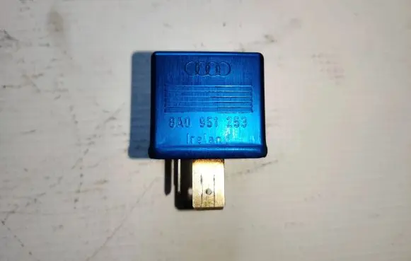 Volkswagen PASSAT B5 Other relay 8a0951253