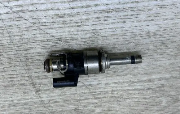 Porsche Macan (95B) Fuel injector 94611012830