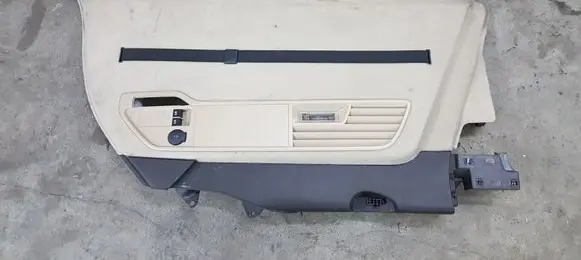 Volkswagen Touareg II Trunk/boot side trim panel 7P6863820 7P6867038