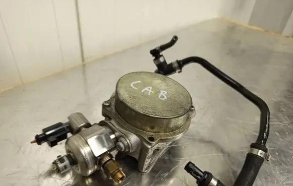 Audi A4 S4 B8 8K Fuel injection high pressure pump 06H127025K 1000227118 0261B09324