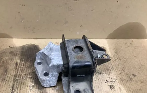 Engine mount bracket