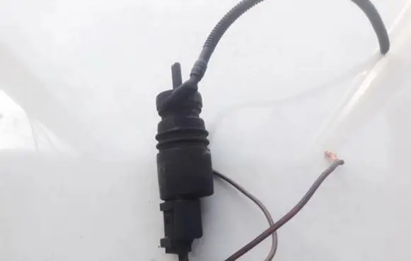 BMW 3 E46 Windscreen/windshield washer pump BMW8364516