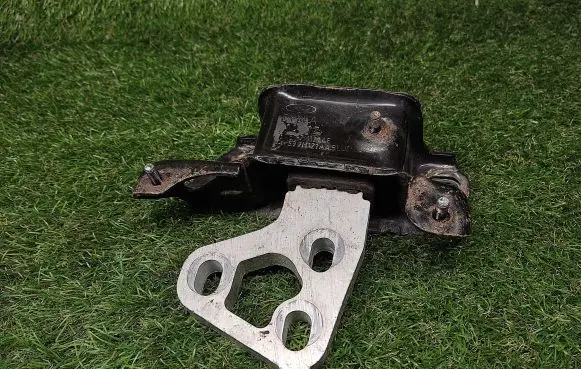 Ford Fiesta Engine mount bracket 8V517M121AE