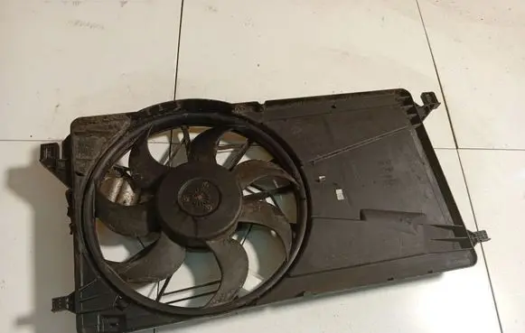 Ford Focus Radiator cooling fan shroud 1137328148