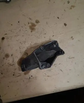 Volkswagen PASSAT B5 Engine mounting bracket 8D0199307L