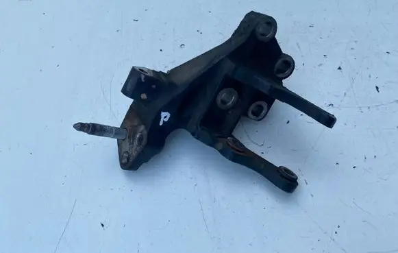 Toyota Avensis T250 Engine mounting bracket 123150R012