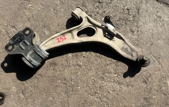 Ford Focus Front lower control arm/wishbone AV613A423RA