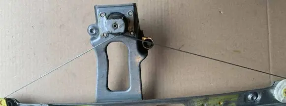 Rear door manual window regulator
