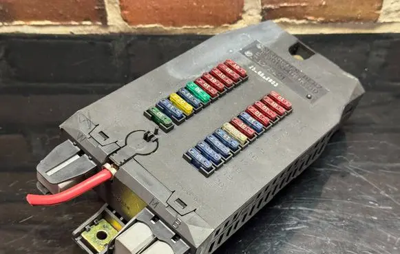Mercedes-Benz Sprinter W901 W902 W903 W904 Fuse module A9015400350 047352 0473521