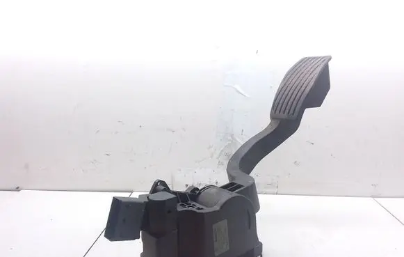 Accelerator throttle pedal