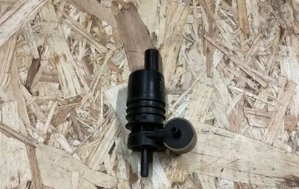 Volkswagen Touareg II Windscreen/windshield washer pump 1K6955651 3122789