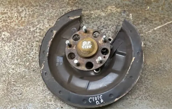 Rear wheel hub