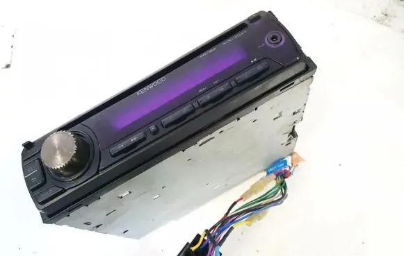 Subaru Forester SF Radio/CD/DVD/GPS head unit kdc3047a y21-7702-70