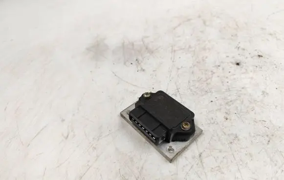Audi 80 90 B2 Ignition amplifier control unit 211905351D 335522